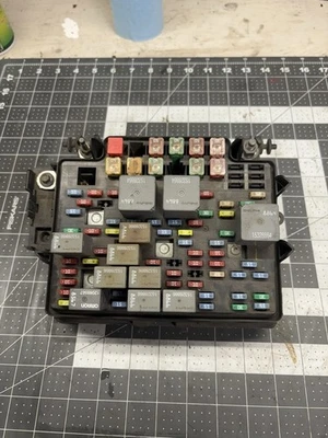 2003-2007 Chevy/GMC Engine Bay Fuse Box (Silverado,Sierra,Tahoe,Yukon) - Image 1 of 2