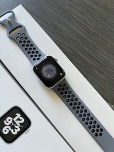Apple Watch SE (2022) 40 mm silber Aluminiumgehäuse mit neuem Band, GPS + Handy