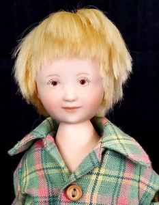 MUÑECA NIÑO BREZO MACIAK PORCELANA 7" RUBIA CON PECAS EN PANTALONES CORTOS CARGO - FIRMADA - Imagen 1 de 24