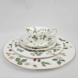 Wedgwood Inglaterra Hueso de Fresa Salvaje China 5 Piezas Ajuste de Lugar Usado en Excelente Condición Inglaterra - Imagen 1 de 17
