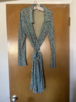 Vestido envolvente de seda con estampado de mosaico azul vintage de Diane von Furstenberg años 2000 DVF Foto 1 de 4