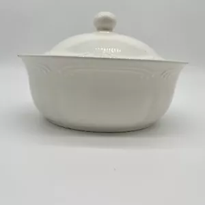 Casseruola coperta filigrana Pfaltzgraff 2 quarti rotolo bianco con coperchio tondo - Foto 1 di 7