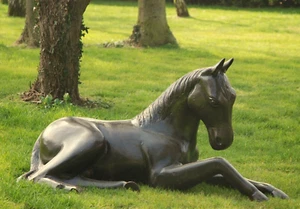 foal laying garden ornament / laying horse sculpture - Picture 1 of 1