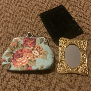 Purse Contents: Gold Mirror In Velvet Pouch Floral Lined Kiss lock Coin Purse - Picture 1 of 3