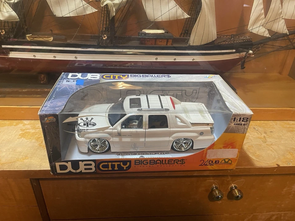 JADA DUB CITY 1:18 2002 White CADILLAC ESCALADE EXT DIECAST MODEL - Image 1 of 1