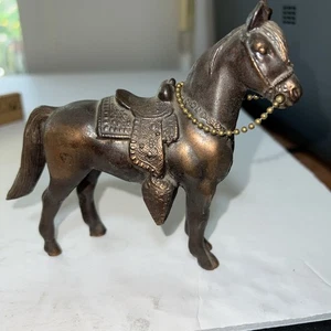Cavallo vintage metallo bronzo colore rame con portasella alto 4,25" lungo 5,5" - Foto 1 di 16