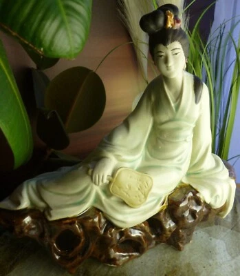 VINTAGE SEATED CHINESE FIGURE OF WOMAN WITH FAN ON ROCK - Image 1 of 4