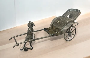 Rickshaw de metal color latón y ruedas de figura mover arte asiático de colección desgaste y marcas - Imagen 1 de 14