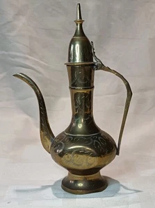 Pequeña tetera Dallah oriental vintage de latón con grabado floral hecha en la India - Imagen 1 de 10