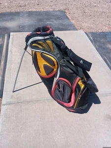 TaylorMade R7  Stand Bag  7 Way  Divider & 9 Zipped Pockets  Dual Strap - Picture 1 of 17