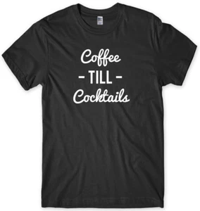 Camiseta unisex divertida Coffee Till Cocktails para hombre - Imagen 1 de 10