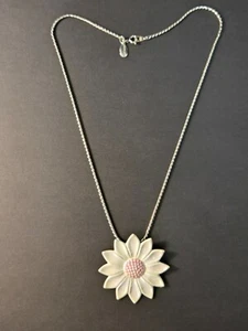 Vintage 90er markenlos weiß & rosa Gänseblümchen Anhänger an silberfarbener Park Lane Kette 18" - Bild 1 von 7