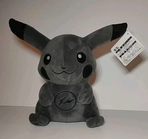 Raro peluche Dark Pikachu Thunderbolt Project di Frgmt & Pokemon NUOVO con etichetta - Foto 1 di 4