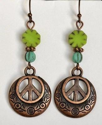 Brincos de cobre Peace Sign com contas de tom groovy. Amor. Retrô dos anos 70 - Imagem 1 de 3
