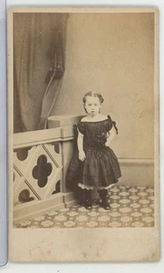 Kleid mit Rüschen unten WH Gill Devonport England CDV Carte De Visite um 1880 - Bild 1 von 2