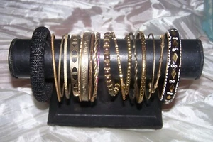 LOTE DE BRAZALETES DORADOS Y NEGROS COLECCIÓN  - Imagen 1 de 2