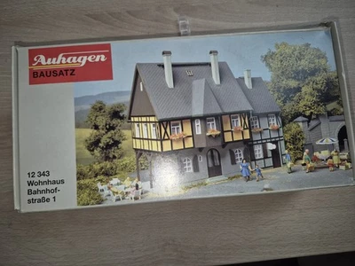 Auhagen H0 / TT 12343: Bausatz Wohnhaus Bahnhofstraße 1 - Ungebaut in der OVP - Bild 1 von 3