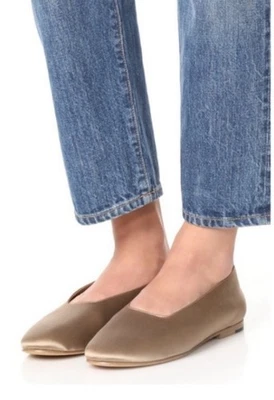 Zapatos planos de ballet italiano satinado Vince Maxwell en beige cervatillo talla 9 $225 Foto 1 de 4