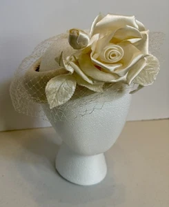 Vintage elfenbeinfarbener Fascinator Heiligenschein Hut mit zartem Schleiernetz, Blumenverzierung - Bild 1 von 8