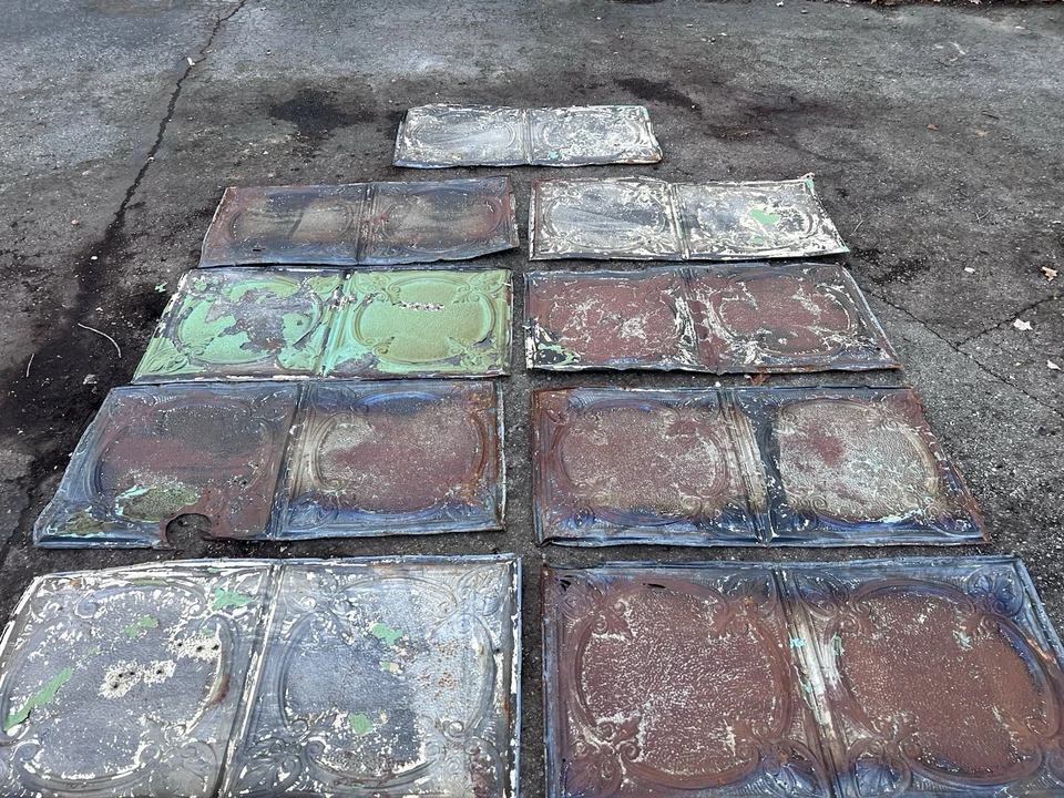 Lote ANTIGA TELHA DE TETO DE METAL ESTANHO RECUPERADA VINTAGE Peças Quadradas Grandes Vitorianas - Imagem 1 de 4