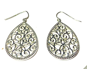 Silberfarbene filagrane Ohrringe in Tropfenform Hakenverschluss - Bild 1 von 5