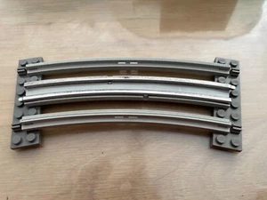 Lego 1 x Zug altes hellgraues Gleis gebogen 12V mit Platten - Bild 1 von 1