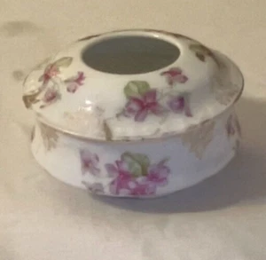 Risparmiacapelli floreale vintage. Bella Cina. Viole decorative con finiture in oro. - Foto 1 di 7