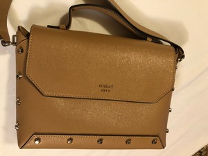 Las mejores ofertas en Bolsos y carteras GUESS Bandolera Marrón para  Mujeres | eBay