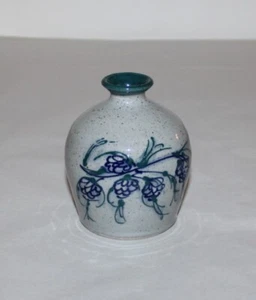 Jarra Pequeña Esmalte Sal Gris con Azul Floral 4-1/4" Alto - Imagen 1 de 9