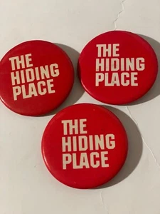 Vintage rote Pinback Buttons "The Hiding Place" 3er Set - Bild 1 von 3