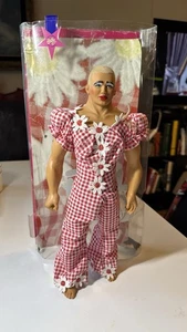 Tótem Billy Dolly Parton Drag Out and Proud Gay Doll en Caja 1999 Raro - Imagen 1 de 9