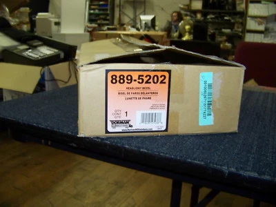 Bisel de faros Dorman Freightliner parte del lado del conductor #889-5202 Foto 1 de 3