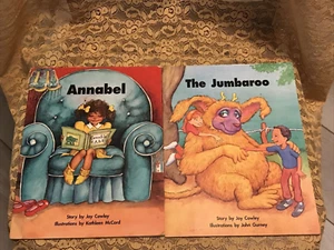 2 Joy Cowley Books The Story Basket Annabelle & The Jumbaroo 1993 - Imagen 1 de 5