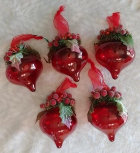 Vntg 5 Christmas Red Glass Ball Ornaments 4.5" with Holly Berries Decoration - Picture 1 of 12