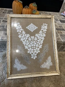 Muñecas de ganchillo enmarcadas de colección - hallazgo inmobiliario - 19”x15 3/4” X 1” - Imagen 1 de 10