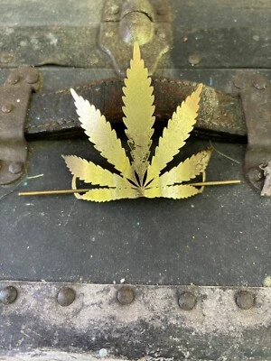 Pin de pelo hoja de hierba de marihuana metal dorado para mujer pequeña empresa 4/20 bareta Foto 1 de 4