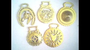 Five Vintage Horse Brasses including "The Ancient High House, Stafford." - Bild 1 von 6