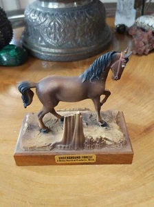 Statuina cavallo souvenir foresta sotterranea vintage vicino a Frederic Michigan - Foto 1 di 9