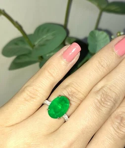 Elegante anillo solitario de turmalina esmeralda ovalado con montura de circo... - Imagen 1 de 7