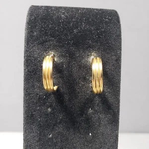 "Pendientes perforados en tono dorado medio aros Huggie boho modernista de mediados de siglo 0,75" - Imagen 1 de 9