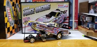 John Force Norwalk Motorsports Park 50 Aniversario "COLOR LÍQUIDO DORADO" 1/24 Foto 1 de 4