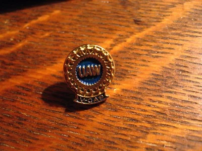 Prendedor de solapa UAW V-CAP - Insignia del programa de acción comunitaria del sindicato de trabajadores automotrices unidos Foto 1 de 4