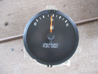 Indicador de combustible de un Plymouth Voyager 1985. Dodge Carravan 1984 a 1986 puede adaptarse Foto 1 de 3