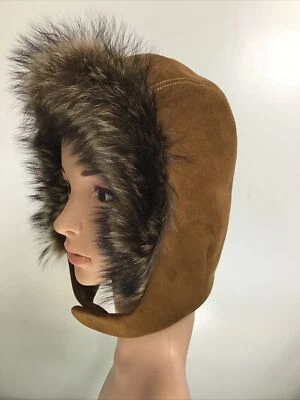 Sombrero a presión de gamuza Eric Javits ribete de piel gamuza marrón. Frontal a presión forrado de piel de mapache Foto 1 de 4