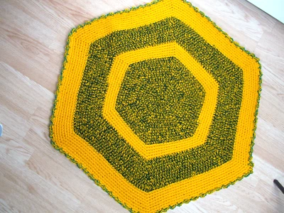 Alfombra hexagonal de ganchillo hilo verde y dorado hecha a mano 36 x 32" núcleo de cabaña Foto 1 de 4