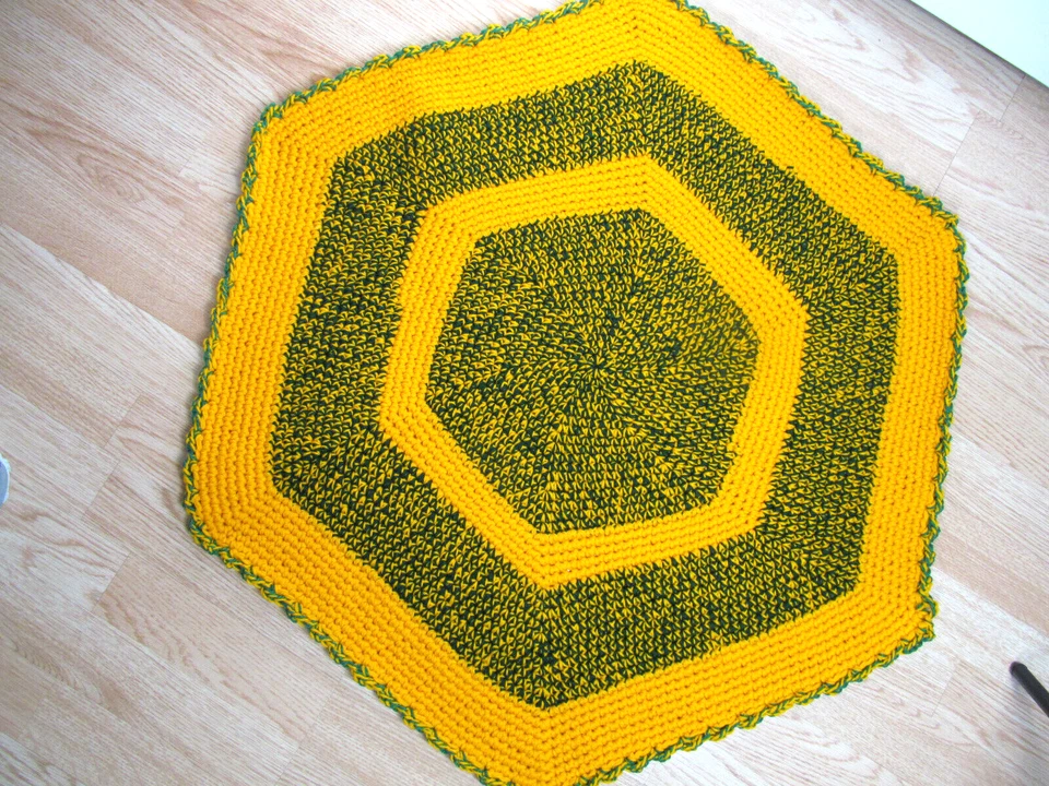 Alfombra hexagonal de ganchillo hilo verde y dorado hecha a mano 36 x 32" núcleo de cabaña Foto 1 de 4
