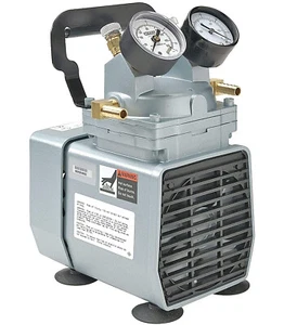 Bomba de vacío de alta capacidad Gast DOA-P704-AA, calibre/reg 1.1 CFM Cole-Parmer 706140 - Imagen 1 de 2