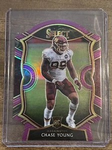 2020 Select Football Chase Young Rookie Concourse Level Viola SP Die Cut RC WFT - Foto 1 di 2