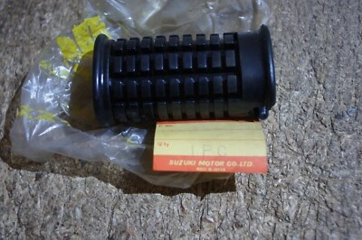 SUZUKI ПОДЛИННЫЙ GT380 72-73 ПРАВАЯ РУКА RH ПЕРЕДНЯЯ ПОДНОЖКА РЕЗИНОВАЯ 43551-33000 НОВЫЙ ИЗ СТАРЫХ ЗАПАСОВ - Изображение 1 из 4