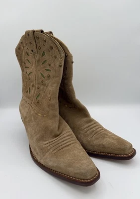 "Botas de Vaquero Cole Haan, Talla 8, Gamuza Beige, Bajo, Tacón de 2"", Tachuelas, Inserto" Foto 1 de 4